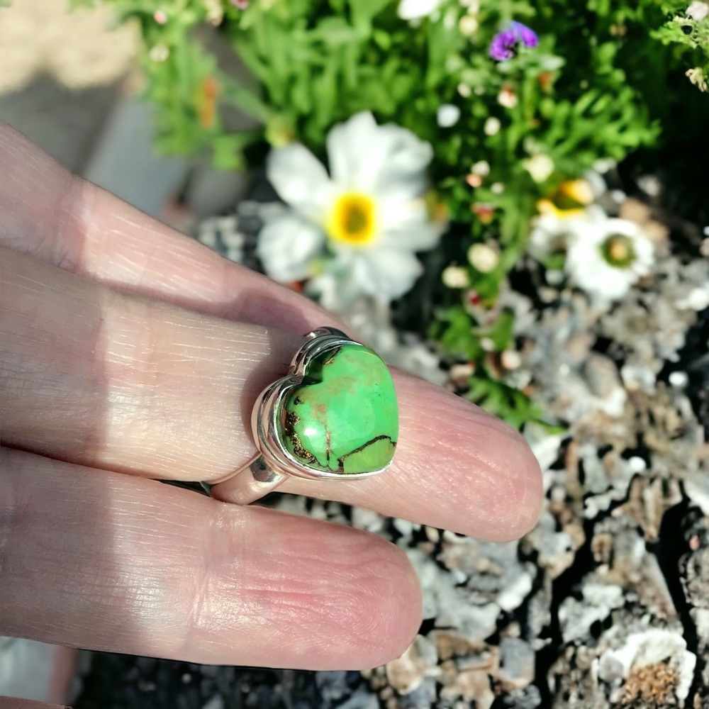 Green Turquoise Ring. Solid 925 Silver with Natural Green Turquoise Heart shape. - Picture 4 of 16